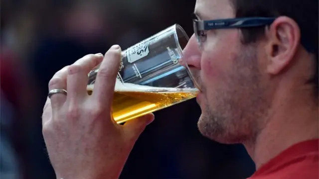 Hombre tomando cerveza