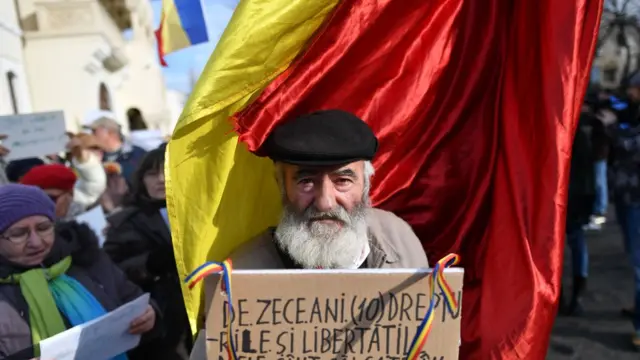 Пожилой человек с флагом Румынии