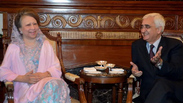 বিএনপি চেয়ারপার্সন খালেদা জিয়া ২০১২ সালে দিল্লিতে বৈঠক করছেন তৎকালীন ভারতীয় পররাষ্ট্রমন্ত্রী সালমান খুরশিদের সাথে।