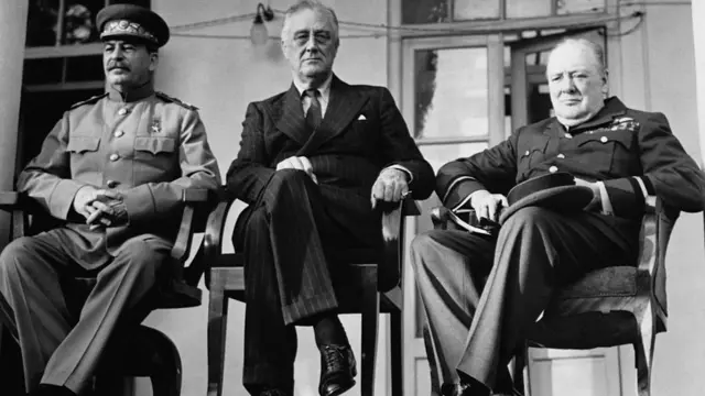 苏联领导人斯大林（左）、美国总统罗斯福（中）、英国首相丘吉尔（右）