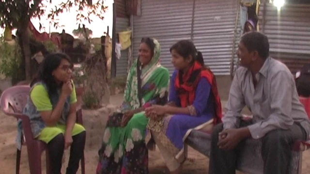 सर्व शिक्षा अभियानाच्या सदस्या नुतन माघाडे सुनीताच्या कुटुंबीयांसोबत.