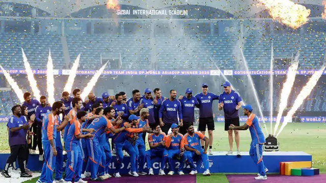 मोहसिन नक़वी से ट्रॉफ़ी न लेने के फ़ैसले के बाद भारतीय खिलाड़ियों ने बिना कप के ही जीत का जश्न मनाया था