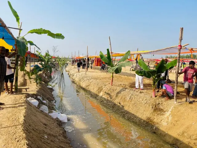 धनुषाको औरही खोलामामा सामूहिक पूजाका लागि निर्माण गरेकोे छठ घाट