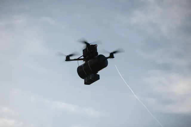 फायबर ऑप्टिक केबलचा वापर करणारं ड्रोन, युक्रेनमध्ये ट्रेनिंगदरम्यान.