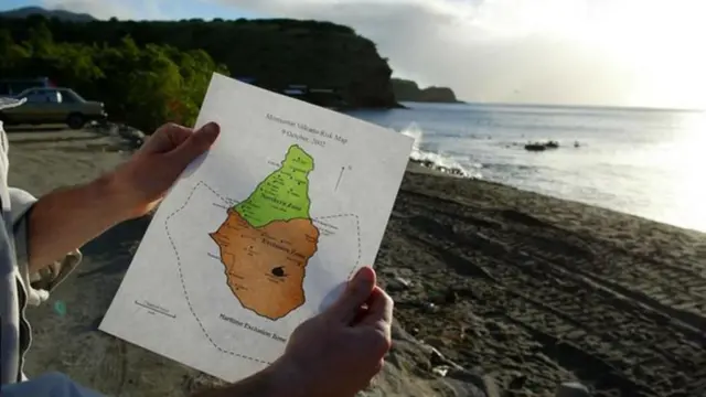 محلهای تخلیه هنوز داخل جزیره به چشم میخورند