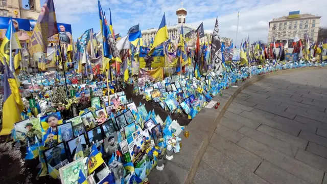 Стихійний меморіал на Майдані