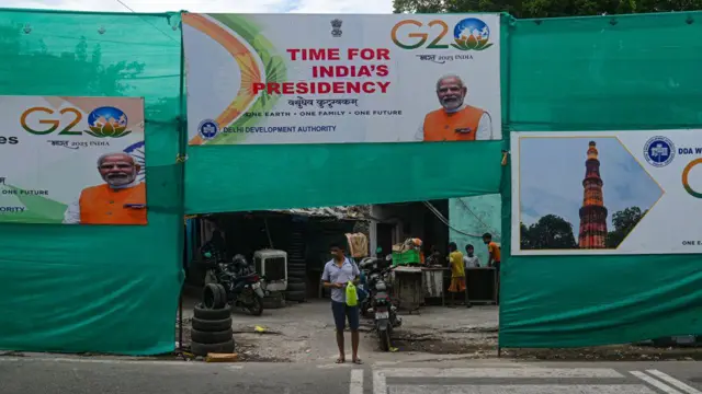 প্রধানমন্ত্রী মোদীর ছবি দিয়ে জি-টোয়েন্টির পোস্টার