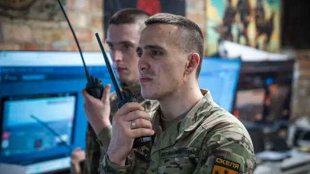 Саша розмовляє з колегами в Покровську зі свого командного центру