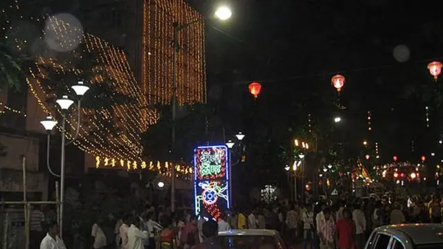 প্রতি বছর পুজোর সময় আলোর চাকচিক্য দেখতে রাস্তায় নামেন প্রচুর মানুষ (ফাইল চিত্র)
