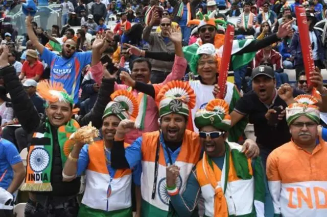 கிரிக்கெட் அணிக்கு ஆதரவு அளித்த இந்திய ரசிகர்கள்