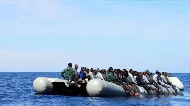 Şişme botla Akdeniz'i geçmeye çalışan mülteciler