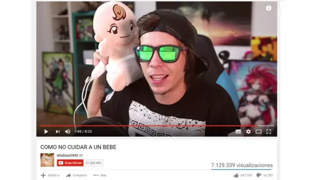 Video Blogger Rubius con un bebé de juguete sobre el hombro derecho