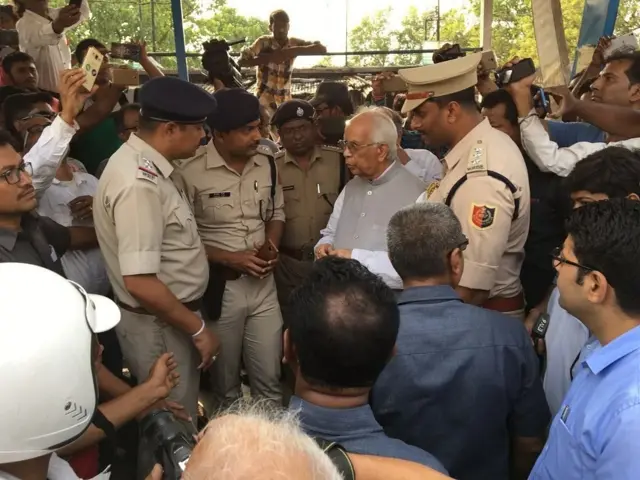 પોલીસકર્મી અને અન્ય લોકોની તસવીર