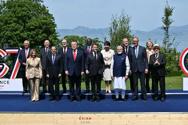 Posando para a foto estão: o presidente do Conselho Europeu, Antonio Costa, a primeira-ministra italiana, Giorgia Meloni, o presidente sul-coreano, Lee Jae-myung, o presidente egípcio, Abdel Fattah El-Sisi, o primeiro-ministro britânico, Keir Starmer, o presidente dos EUA, Donald Trump, o presidente queniano, William Ruto, o presidente francês, Emmanuel Macron, a primeira-ministra japonesa, Sanae Takaichi, o primeiro-ministro indiano, Narendra Modi, o primeiro-ministro canadense, Mark Carney, o chanceler alemão, Friedrich Merz, a presidente da Comissão Europeia, Ursula von der Leyen, e o presidente Lula. 