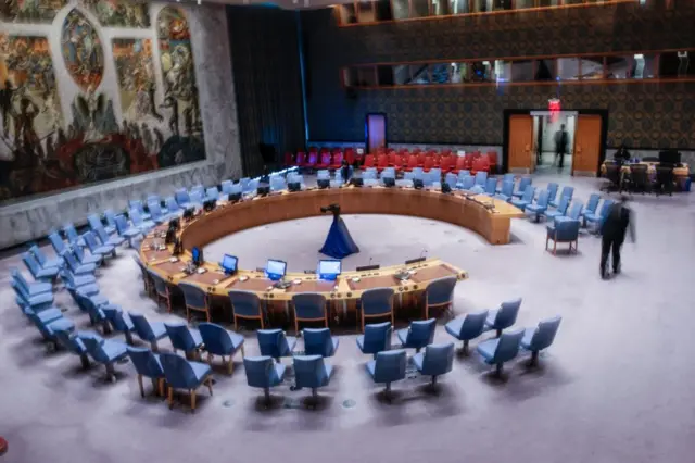 BM Güvenlik Konseyi odasından bir fotoğraf. Sandalyeler dairesel şekilde dizilmiş.