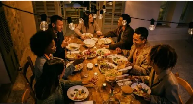 اجنبی افراد کے ساتھ ڈنر