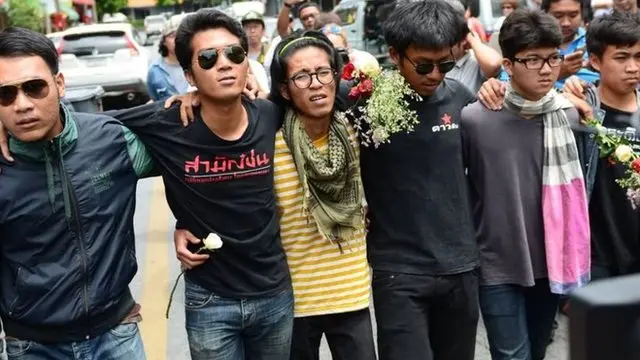 ไผ่ ดาวดินกับเพื่อนกลุ่มดาวดิน ตอนทำกิจกรรมที่ สน.ปทุมวัน 24 มิ.ย. 2558