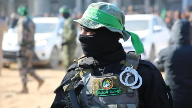 عناصر من كتائب القسام ينتشرون في مخيم جباليا شمالي قطاع غزة استعداداً لتبادل رهائن إسرائيليين مقابل إطلاق سراح سجناء ومعتقلين فلسطينيين بموجب اتفاق وقف إطلاق النار