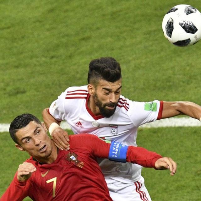 Ronaldo y Rezaian pelean por el balón.