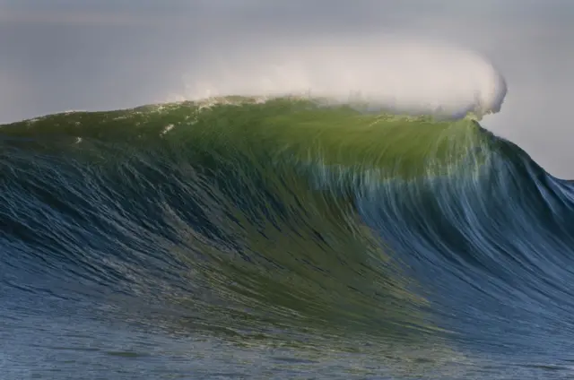 Onda gigante quebrando na praiacasino holdem online freeMavericks, na Califórnia