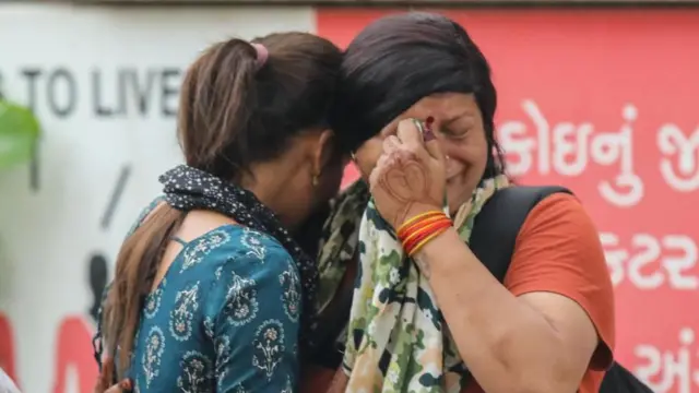 家族の死を知り、病院の外で嘆く女性たち