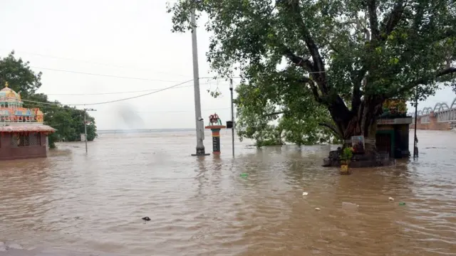 రాజమండ్రి వద్ద వరద ఉధృతి కొనసాగుతోంది