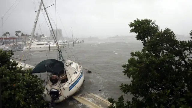 إعصار إيرما خلف دمارا هائلا في طريقه