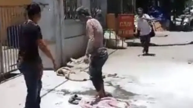 Hình ảnh trên mạng xã hội cho thấy người tự thiêu đứng lên được sau khi được dập lửa