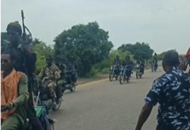 Wasu mutane riƙe da makamai a kan babura