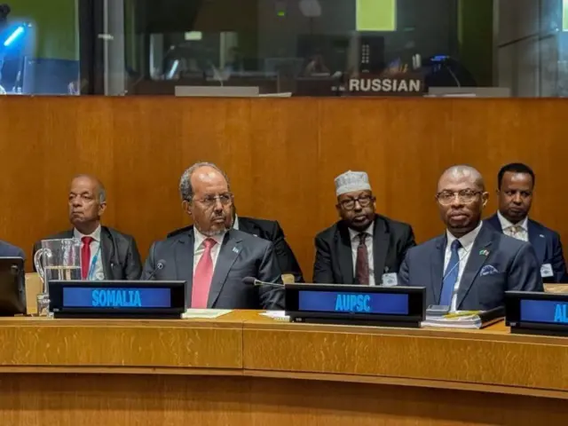 Madaxweynaha Soomaaliya Xasan Sheekh Maxamuud ayaa dhawaan guddoomiyey shir muhiim ahaa oo looga hadlayey baahida degdegga ah ee dhaqaale