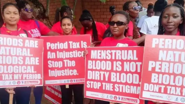 Aworan awọn obinrin to ṣe iwọde lori idẹyẹsi obinrin to n ṣe nkan oṣu