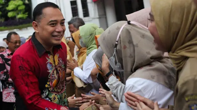 Wali Kota Surabaya Eri Cahyadi (kiri) menyalami pegawai Pemkot Surabaya saat halal bihalal di Balai Kota Surabaya, Jawa Timur,, Selasa (16/4/2024).