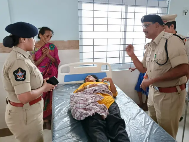 ఆస్పత్రిలో ఉండగా బాధితురాలు మౌనికను పరామర్శించిన పోలీసు అధికారులు