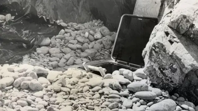 पोलिसांना भूमिगत बंकर सापडलं 