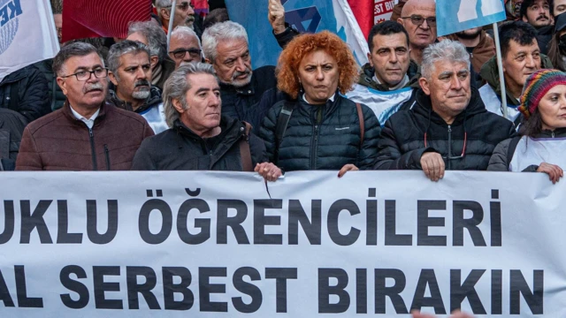 11 Nisan'da Ankara'da öğrencilerin serbest bırakılması çağrısı yapan bir dövizle yürüyenler