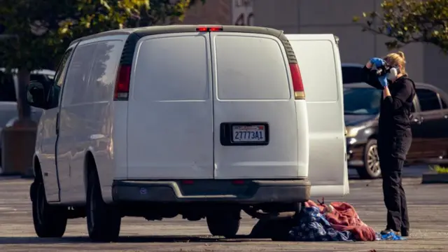 সাদা রঙের ভ্যানটিতে চুরি হয়ে যাওয়া নম্বর প্লেট ব্যবহার করা হয়েছিল বলে ধারণা করছে পুলিশ।