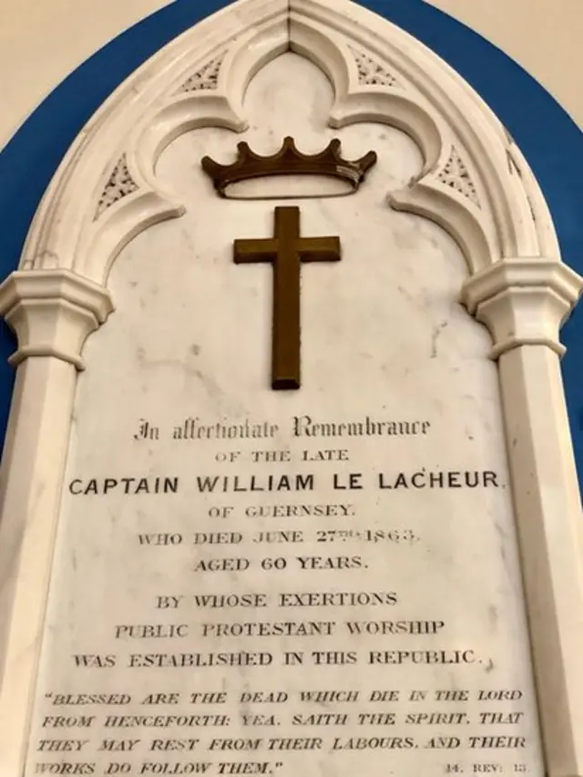 Placa conmemorativa en la capilla El Buen Pastor, en San José de Costa Rica (Foto: cortesía de Armando Vargas Araya