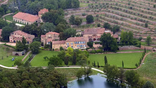 Foto do Chateau Miraval, uma mansãocbet sign upum vinhedo.