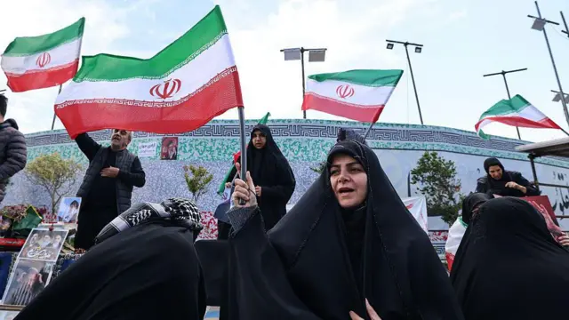 तेहरान में युद्धविराम के एलान के बाद सड़कों पर निकले लोग (तस्वीर: 8 अप्रैल 2026)