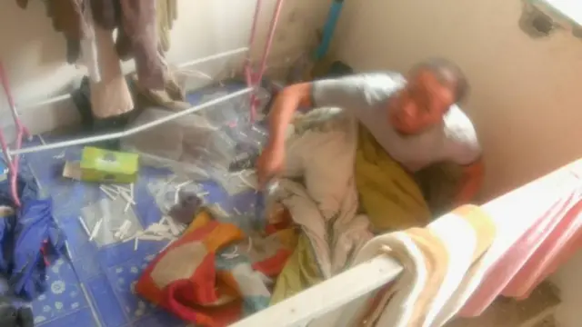 สำนักงานตำรวจแห่งชาติได้เปิดเผยภาพถ่ายจากโดรน เห็นตัวสารวัตรผู้ก่อเหตุ กำลังนอนพักผ่อนอยู่บริเวณชั้นสองของบ้าน