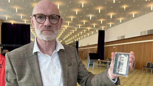 አሌክስ ትራፕፔኒየርስ የማርቪን ጌይ ሙዚቃ የተቀዳበትን ካሴት ይዞ