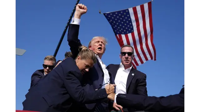 주먹을 불끈 쥐고 있는 도널드 트럼프