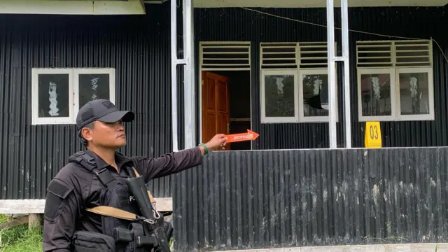 Polri lakukan olah TKP penyerangan terhadap guru dan tenaga kesehatan di di Distrik Anggruk, Kabupaten Yahukimo, Senin (24/03).
