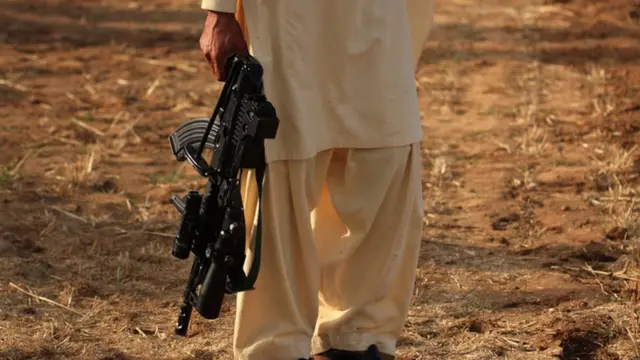 ஆயுதமேந்திய போராளிகள்