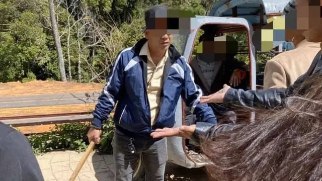 Người đàn ông được cho là trong nhóm du khách Việt cầm thanh gỗ hăm dọa