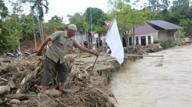 Warga memasang bendera putih di kawasan Pante Ceureumen, Aceh Barat, Aceh, Rabu (17/12).