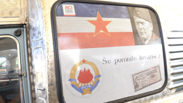 Spaček ferguson sa Titovom slikom