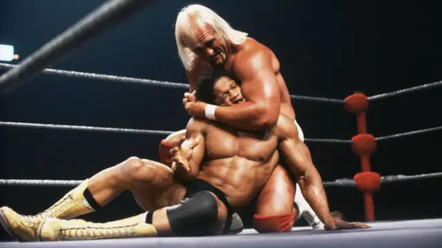 Hulk Hogan kenan yake riƙe da Tony Atlas a filin kokawa a shekarar 1981