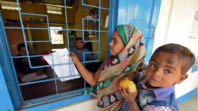 এনআরসি তালিকায় নাম আছে কিনা তা জানতে ছেলেকে নিয়ে অফিসে এসেছে এক মা