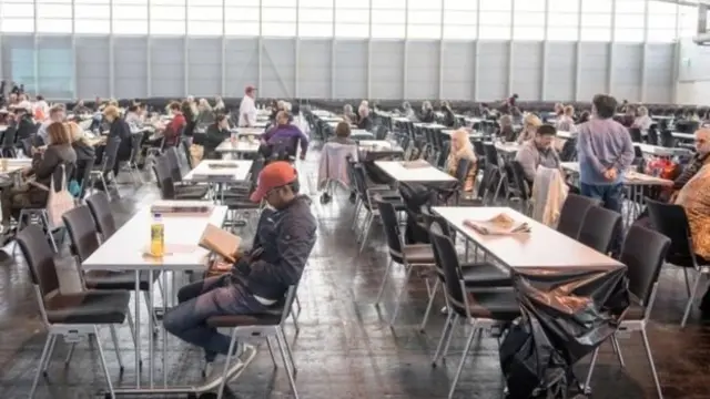انتقل السكان في مجموعات منتظمة إلى مركز مؤقت حتى انتهاء العمل بالمدينة